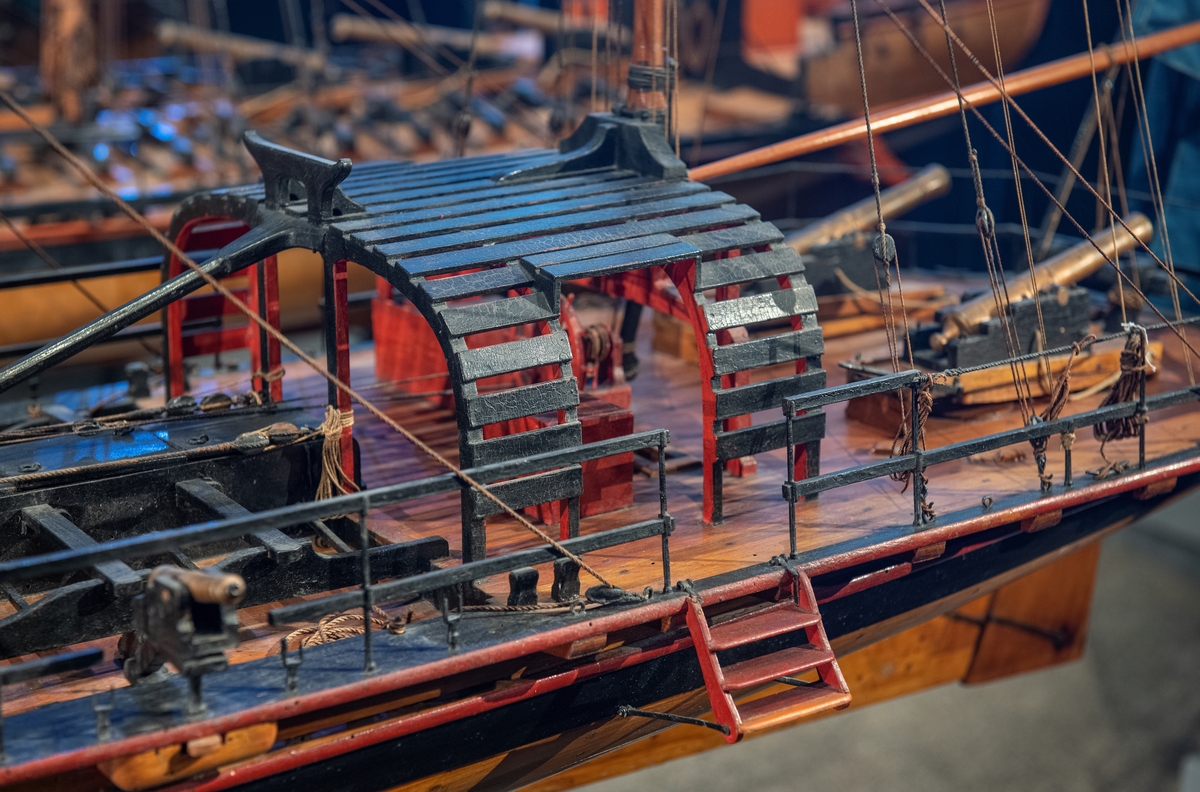 Modell av pojamafartyget BRYNHILDA (1776) i Sjöhistoriska museets utställning Klart skepp. Detalj.