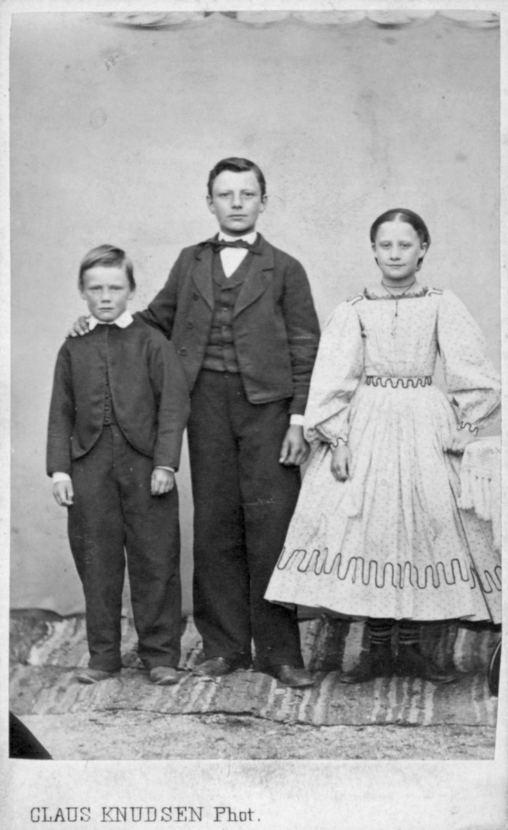 Et visittkort med tre barn stående ved siden hverandre: Johan, Johannes og Mina Aas, Vadsø.