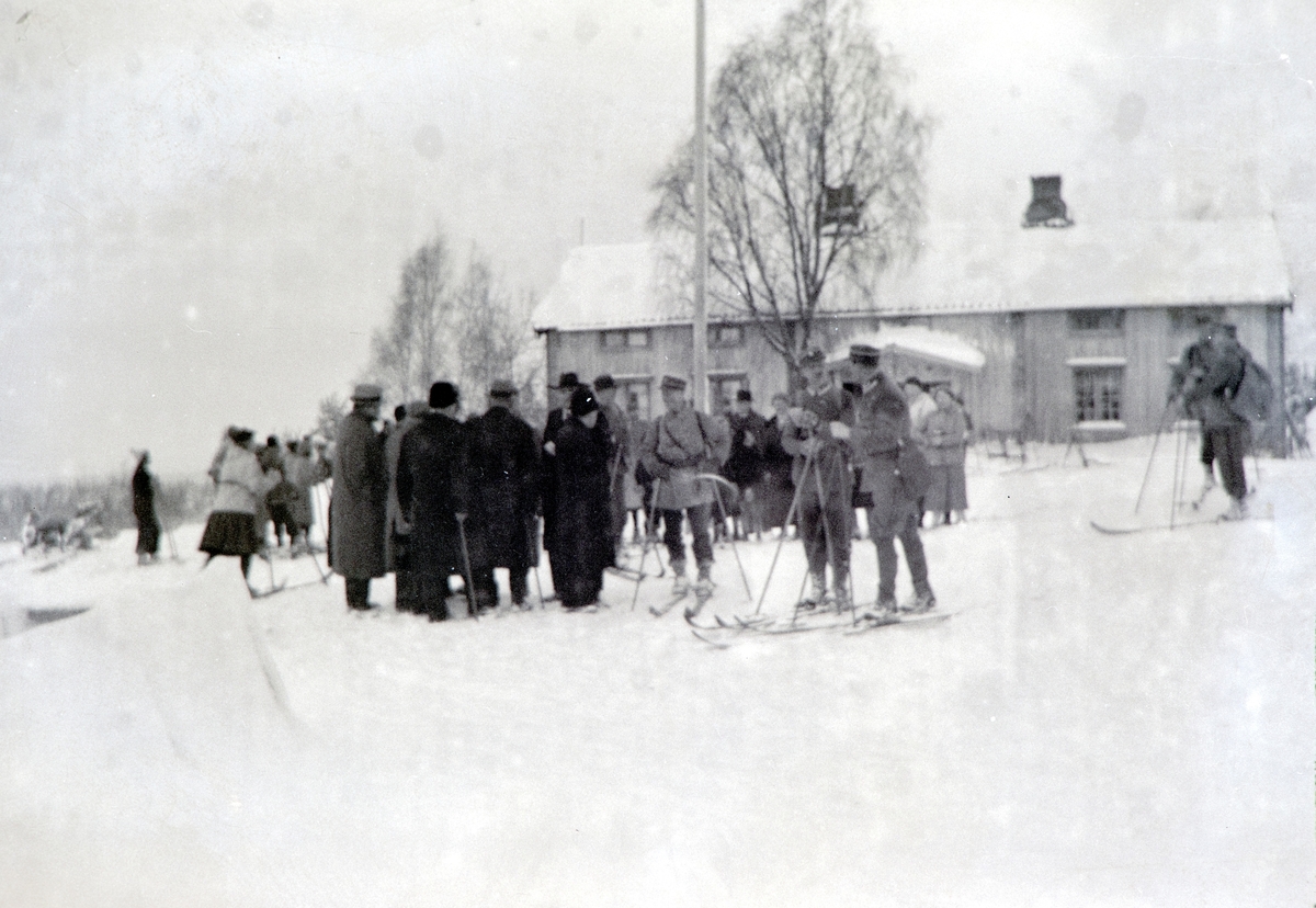 Militærøvelse i Romedal 1937. Vinterøvelse. Kronprins Olav var tilstede under øvelsen. Vinter, snø, ski, militæret. 