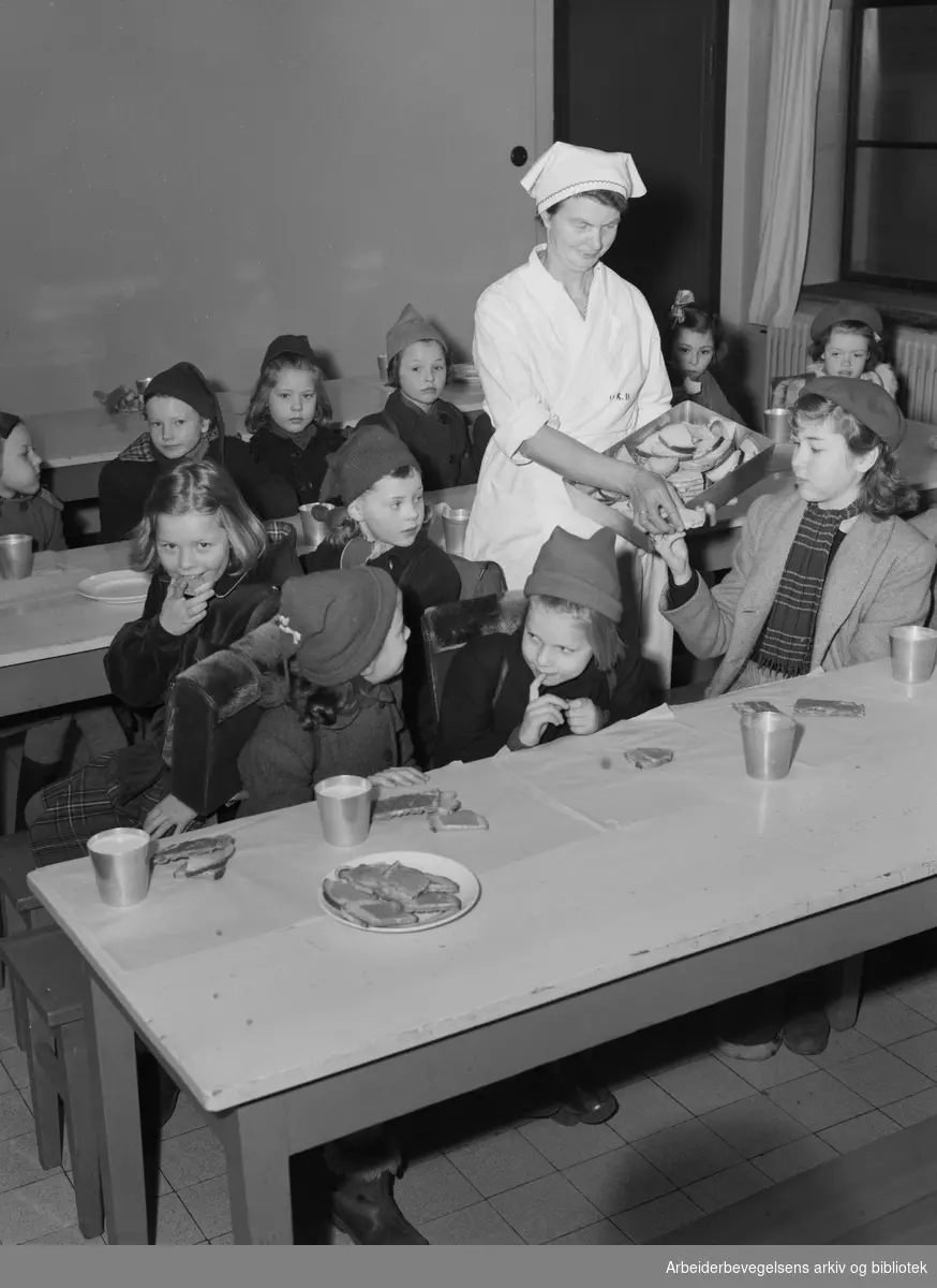 Oslofrokost. Bespisning. Jenteklasse. Ingen øvrige oppl. Mars 1950