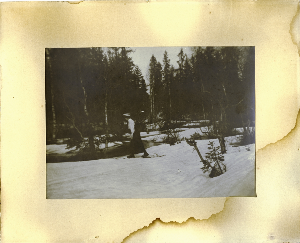 Bildet viser Sigrid Undset på skitur i Nordmarka, sannsynligvis våren 1907. 
