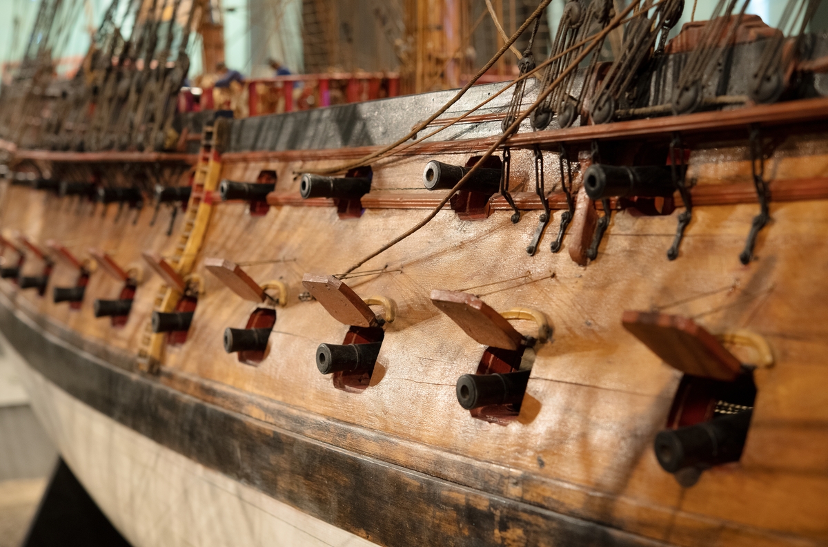 Modell av linjeskepp av Kronprins Gustav Adolf-typ i Sjöhistoriska museets utställning Klart skepp.