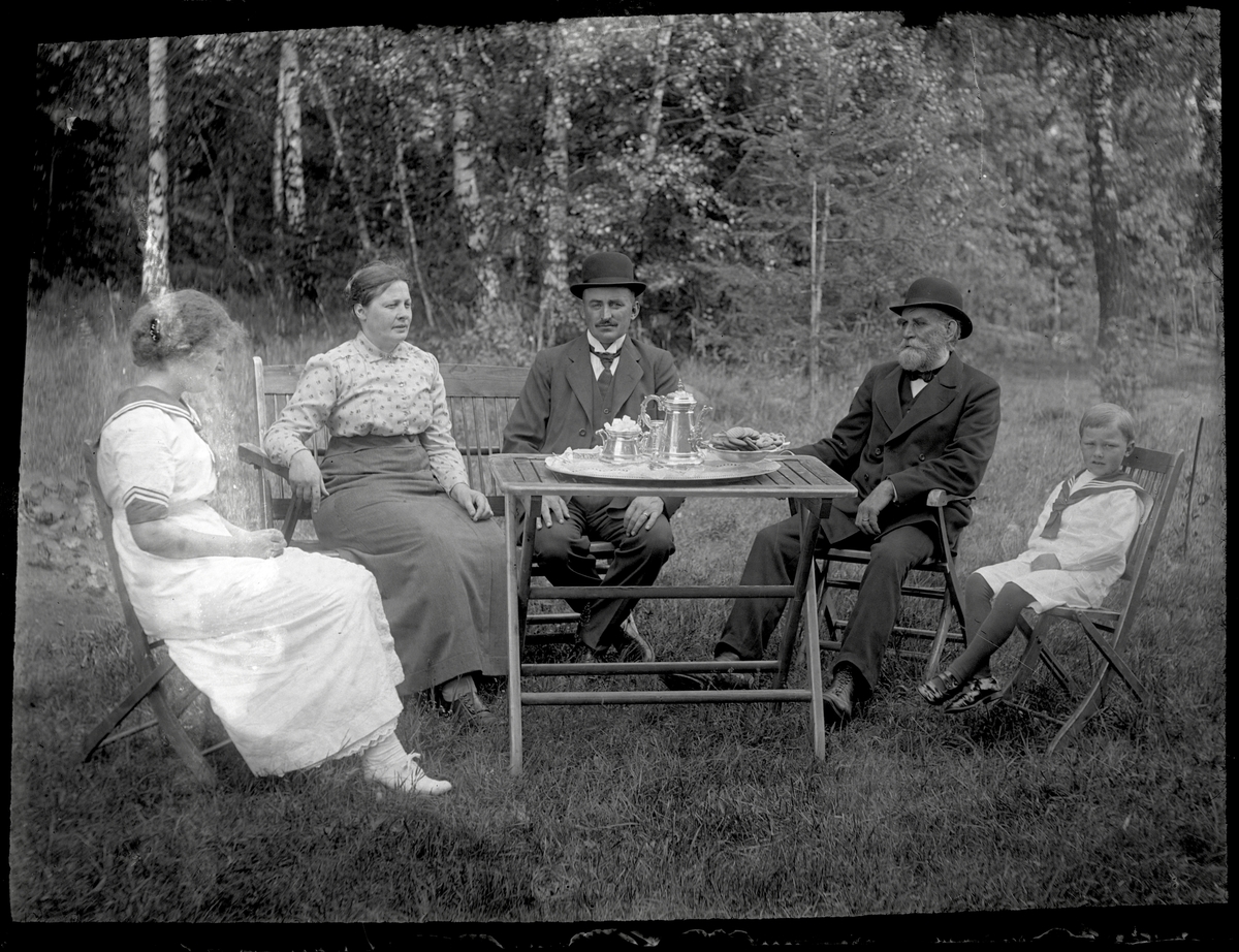 Familj Persson samlad i trädgården