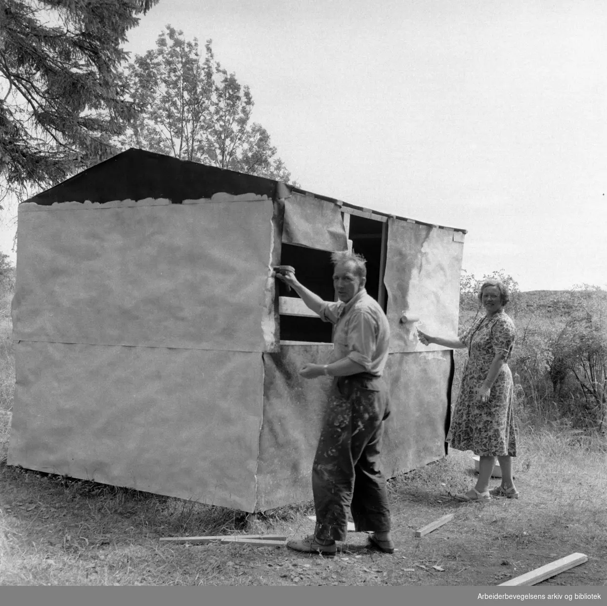 Mange tilbringer sommerferien på Langåra i provisoriske hytter laget av papp. Juli 1958