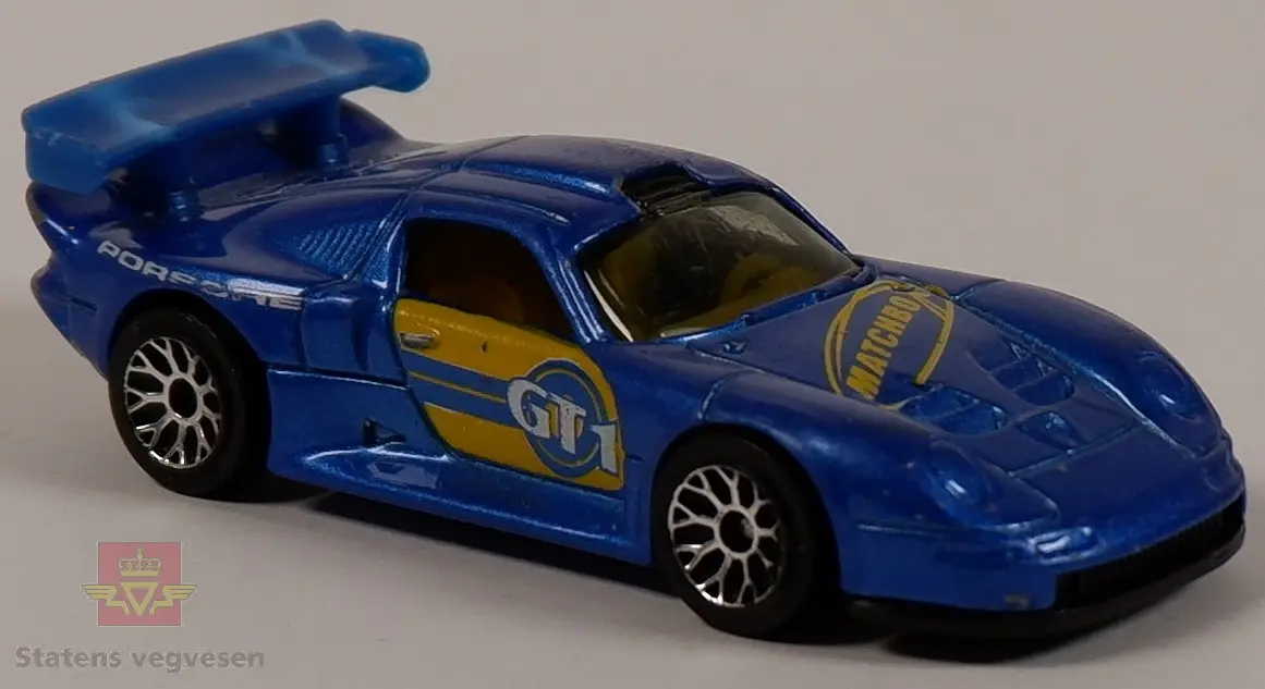 Modellbil av en Porsche 911 GT1, modellbilen er farget blå. Skala 1:61