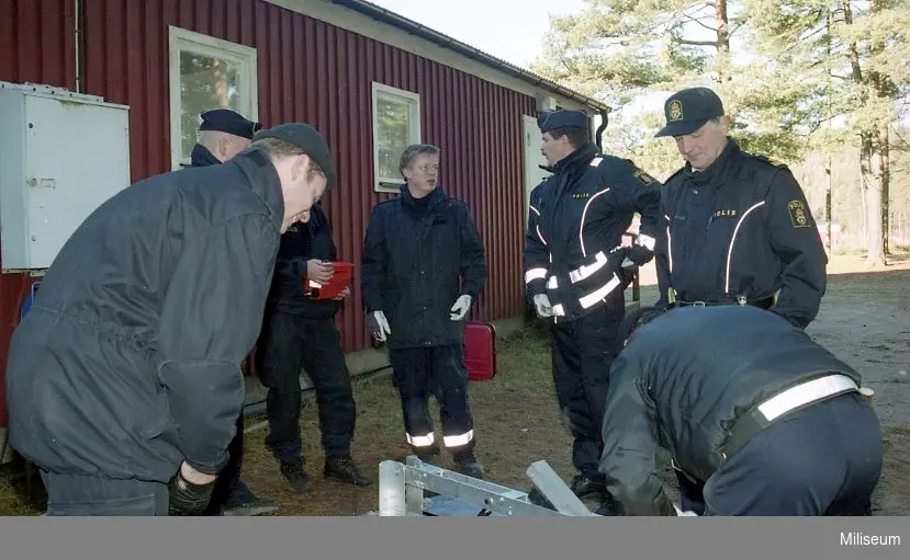 Bombteknikerkurs under sprängtjänst.

Poliser utbildas i ammunitionsröjning med tidigt modell av bombrobot.