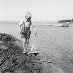 Gutt med seilbåt. Ingierstrand. Mai 1956
