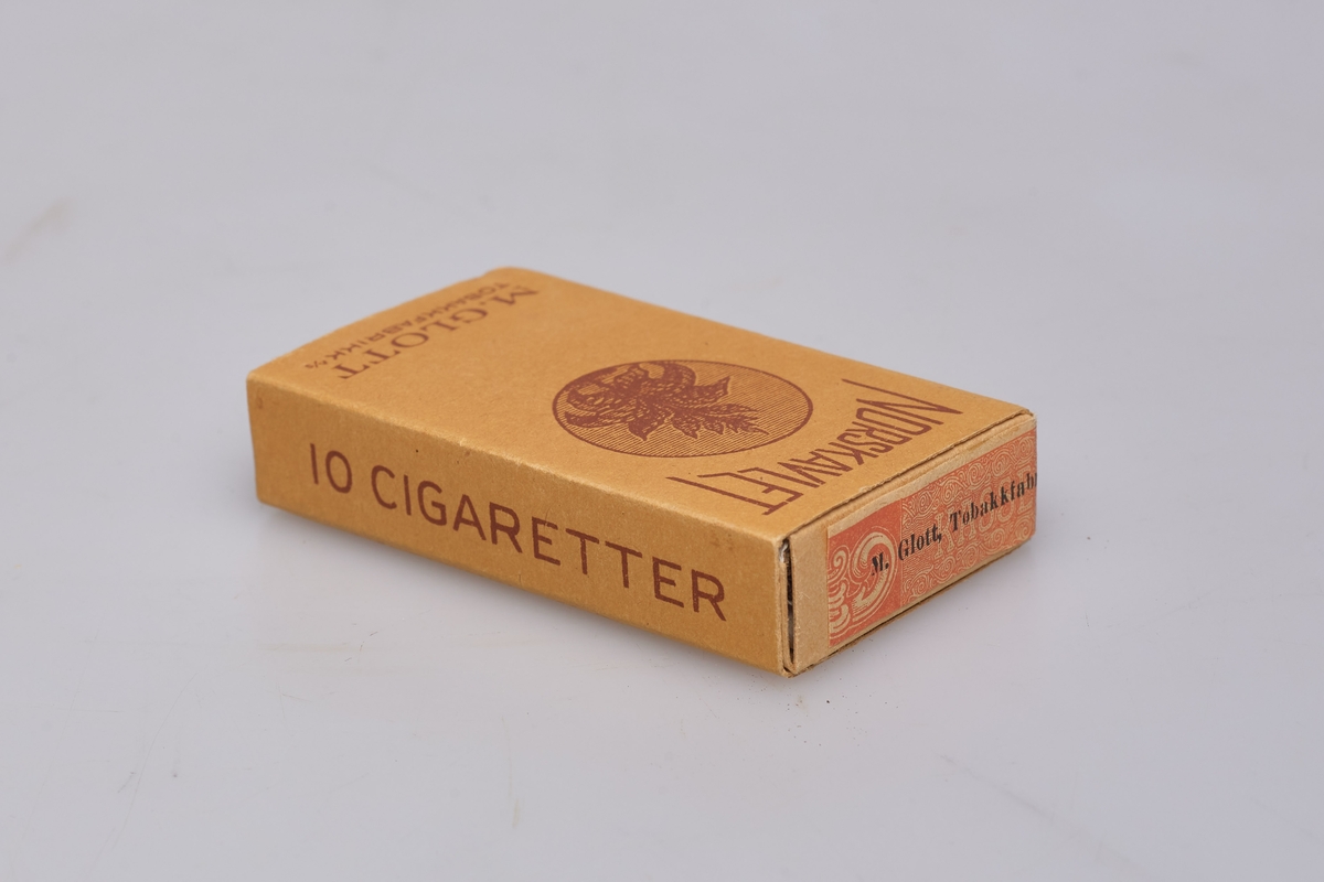 Sigaretter, 1 pakke. Norsk avlet tobakk, dvs dyrket i Norge som var vanlig under andre verdenskrig.
