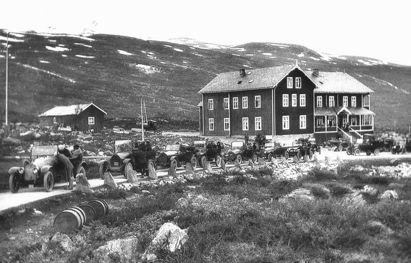 Turister som passerer Grotli Hotel på overlandstur mellom Stryn og Geiranger, Skjåk,  1924. Foto: Pål Kluften / Skjåk Historielag / Gudbrandsdalsmusea (Foto/Photo)