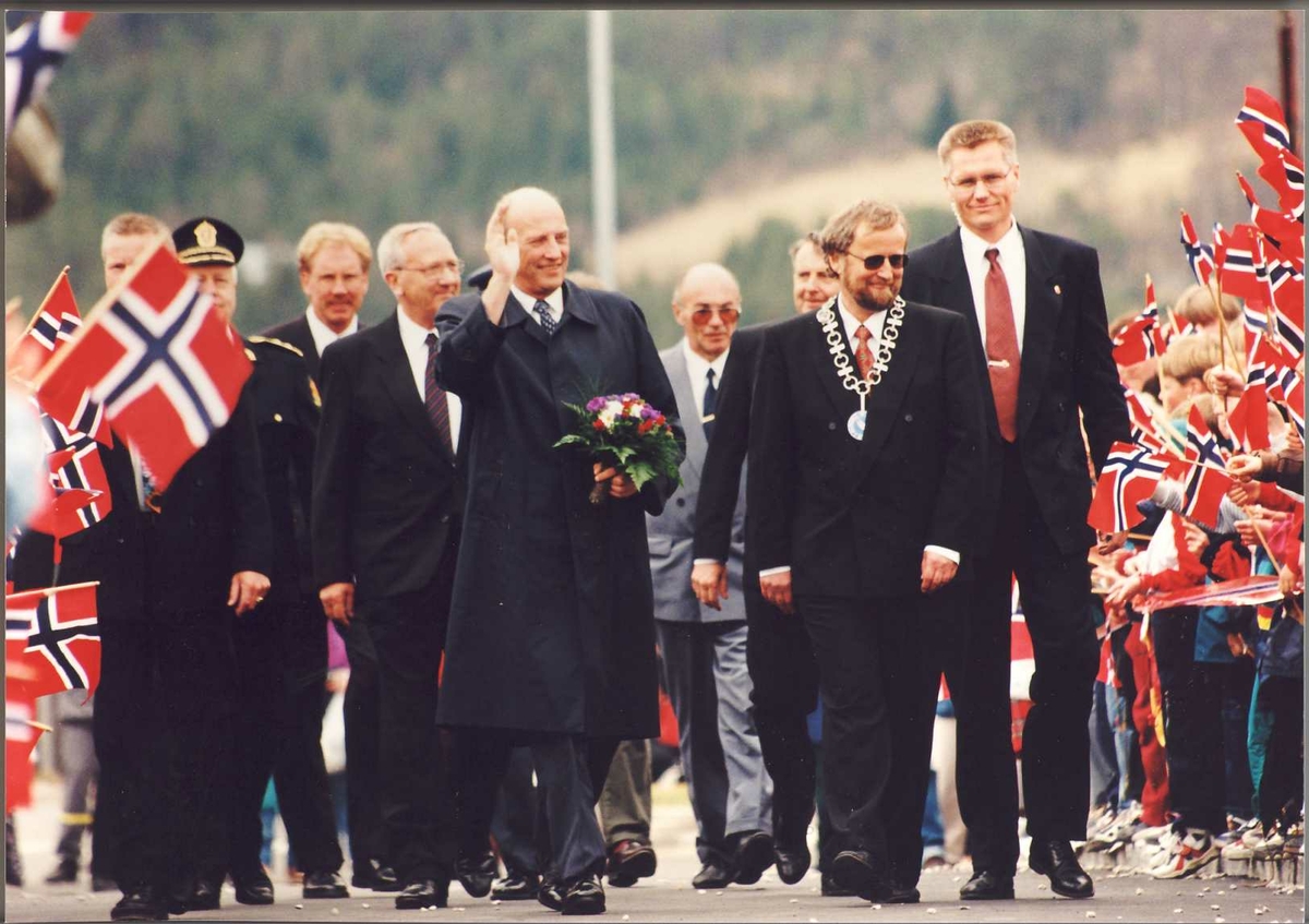 Kong Harald V av Norge innviet Aukrustsenteret i Alvdal den 23. mai 1996.