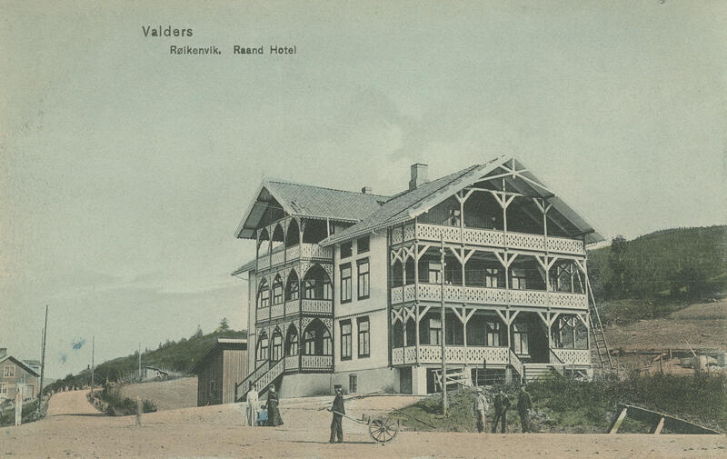 Rond hotell i Røykenvik, Brandbu, ca. 1905. Foto: Peter Alstrup Kunstforlag/Randsfjordmuseet. (Foto/Photo)
