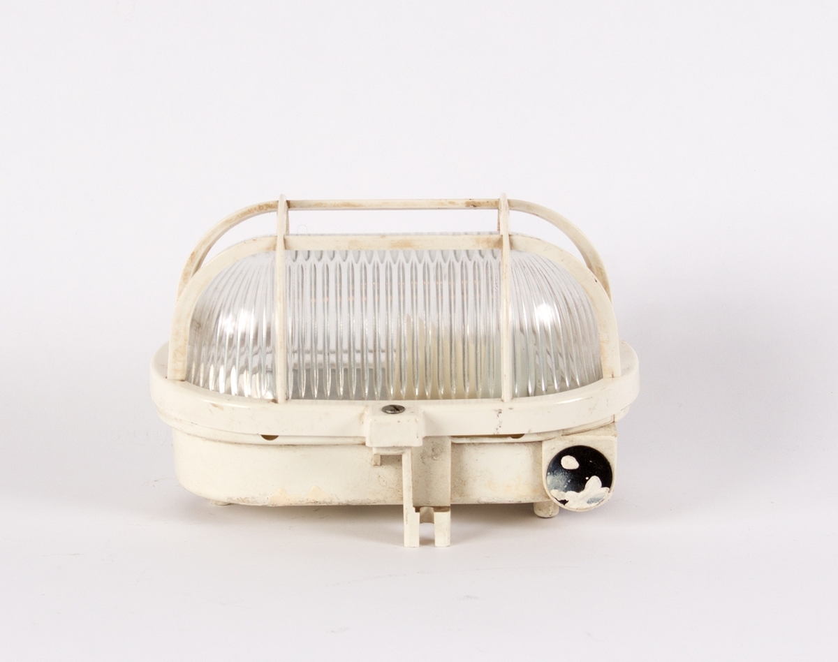 Lampe fra stålbark STATSRAAD LEHMKUHL. Oval elektrisk lampe med glasskuppel med beskyttelsesgitter.