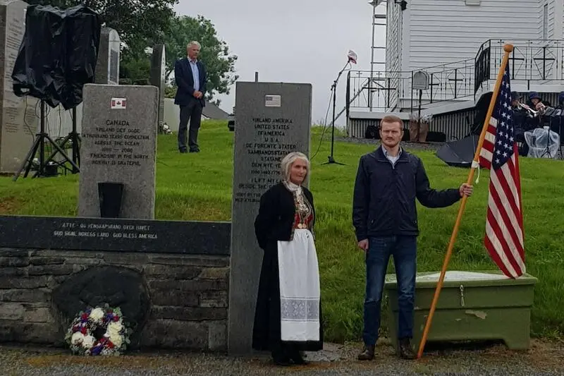 Kransenedlegging og æresvakt ved hovedmonumentet