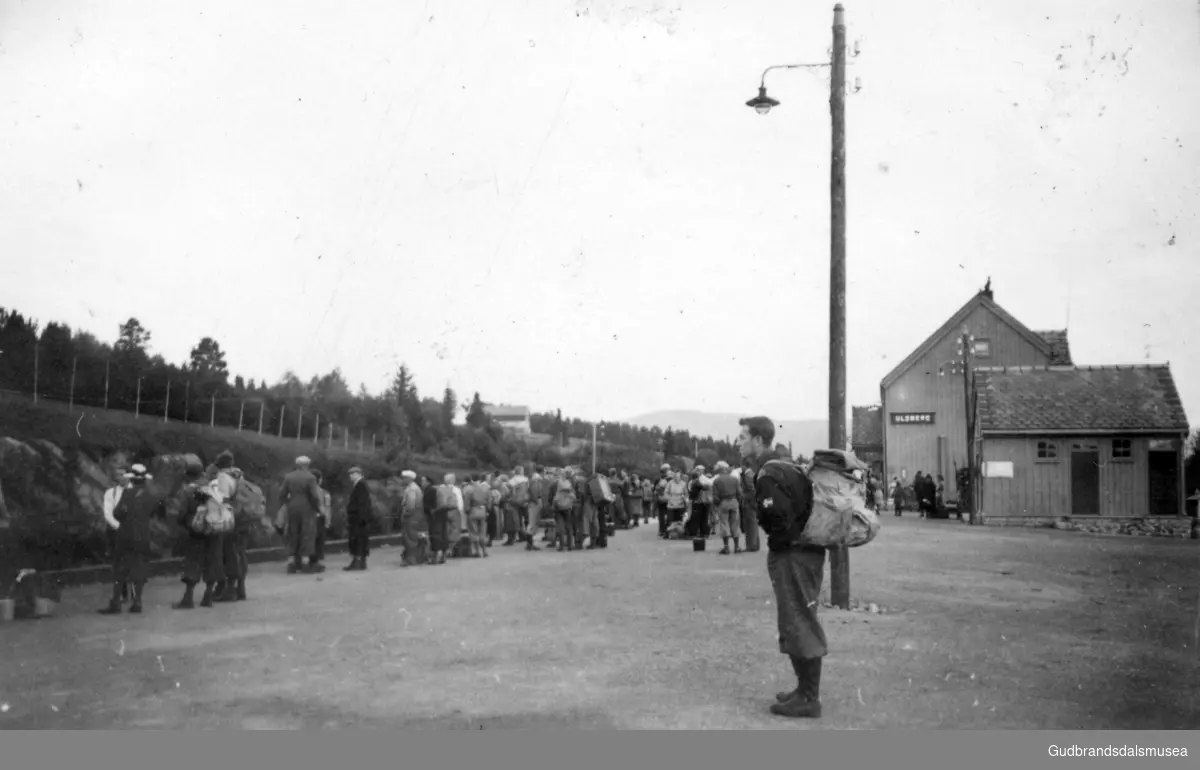 Venting på toget på Ulsberg stasjon etter molteplukking ved Ulsberg i august 1941.