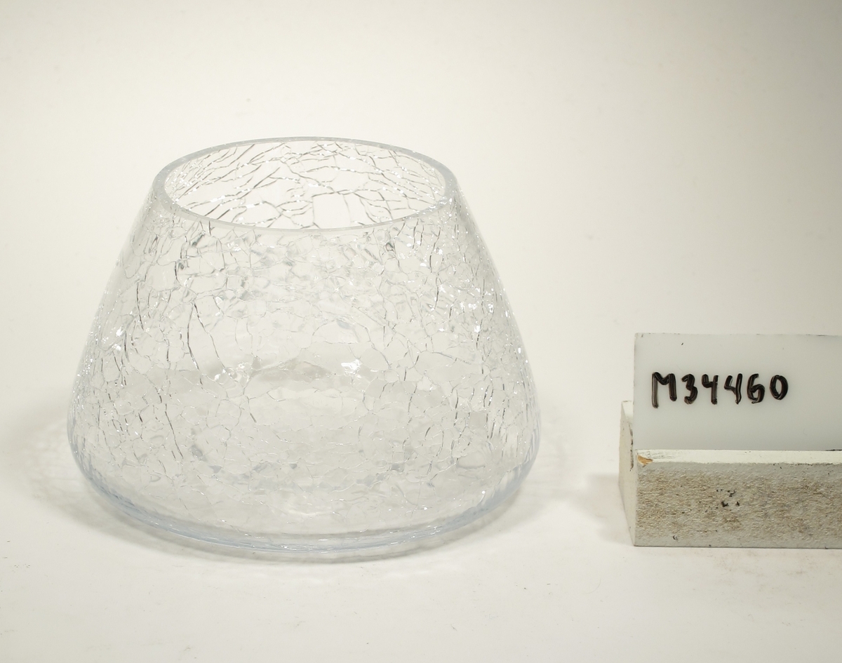Konande, krackelerad. (Glaset är troligen till för att förvara is i, som ska kyla ett brännvinsglas (insats).)