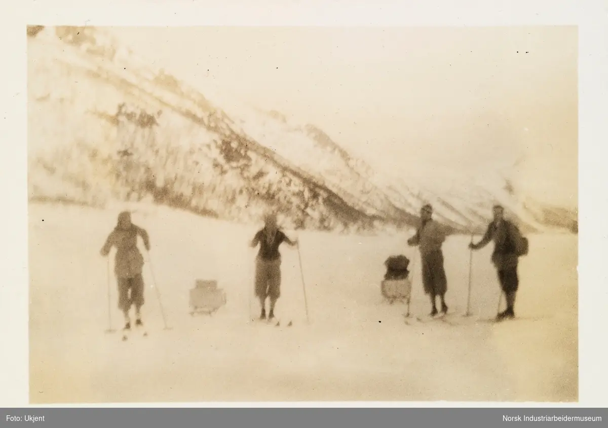 Påsken 1927 på Møsstrond. Fire personer på skitur med pulk med bagasje i snødekt fjellandskap