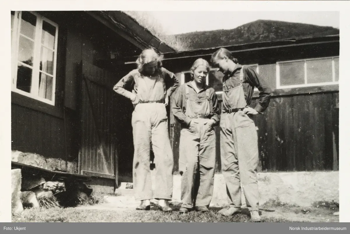 Møsstrond 1931. Tre kvinner i snekkerbukser foran hytta på Briskeroi
