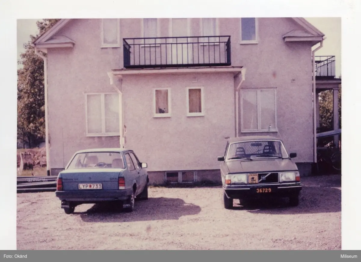 Eksjö. Lagerlunda.

Opel och Volvo 245.