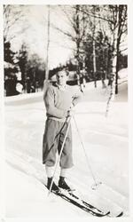 Solli, februar 1931. Mann i nikkers står på langrennski
