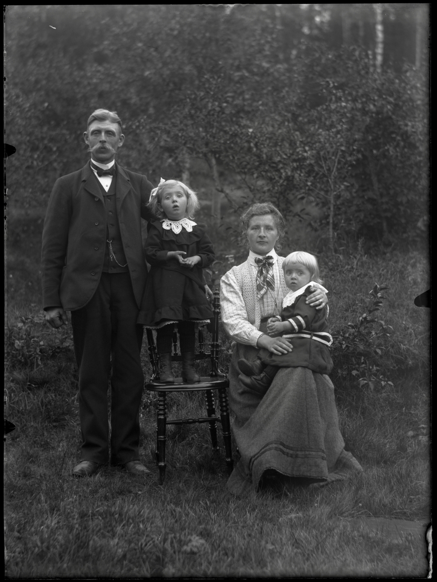 Gustaf och Ellen med barnen