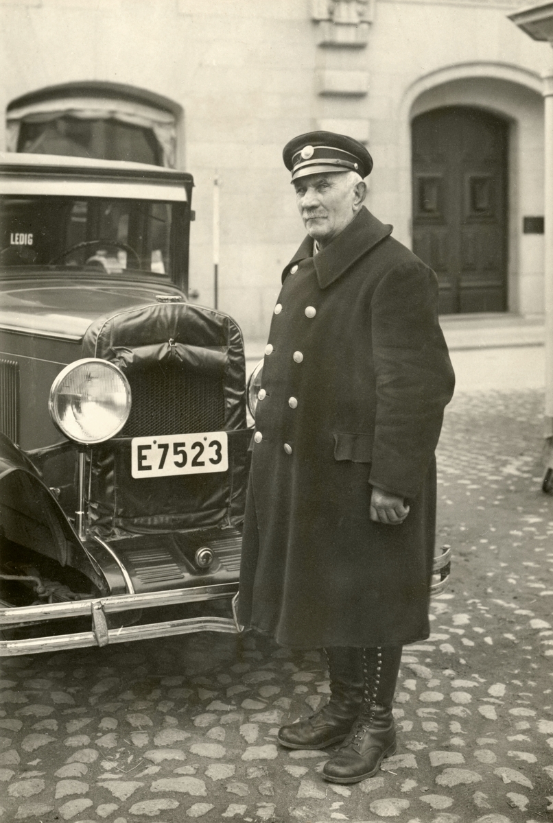 När Adolf Fredrik Lennmark fyllde 70 år utnämde General motors honom till landets äldsta taxichaufför, eller droskchaufför som var tidens benämning. Här ser vi honom vid droskstationen intill Sparbanken i Linköping.