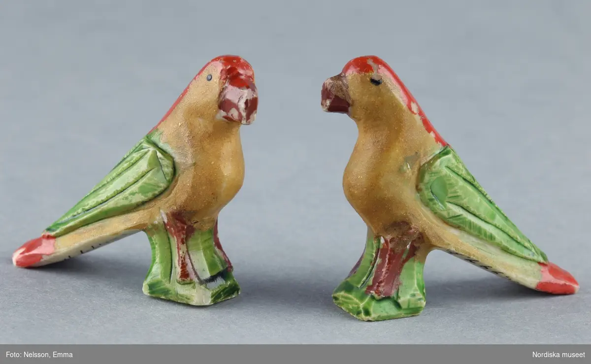 Inventering Sesam 1996-1999:
H 4 cm
Fåglar, 2 st, av alabaster, målade i rött och grönt.
tillhör dockskåp 151.825.
Bilaga
Birgitta Martinius 1996