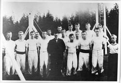 Raufoss Turnforening, medlemmer ca. 1905.
1.rekke: Petter El