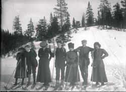 Medlemmer og venner av familien Rydgren på skitur. Fire unge