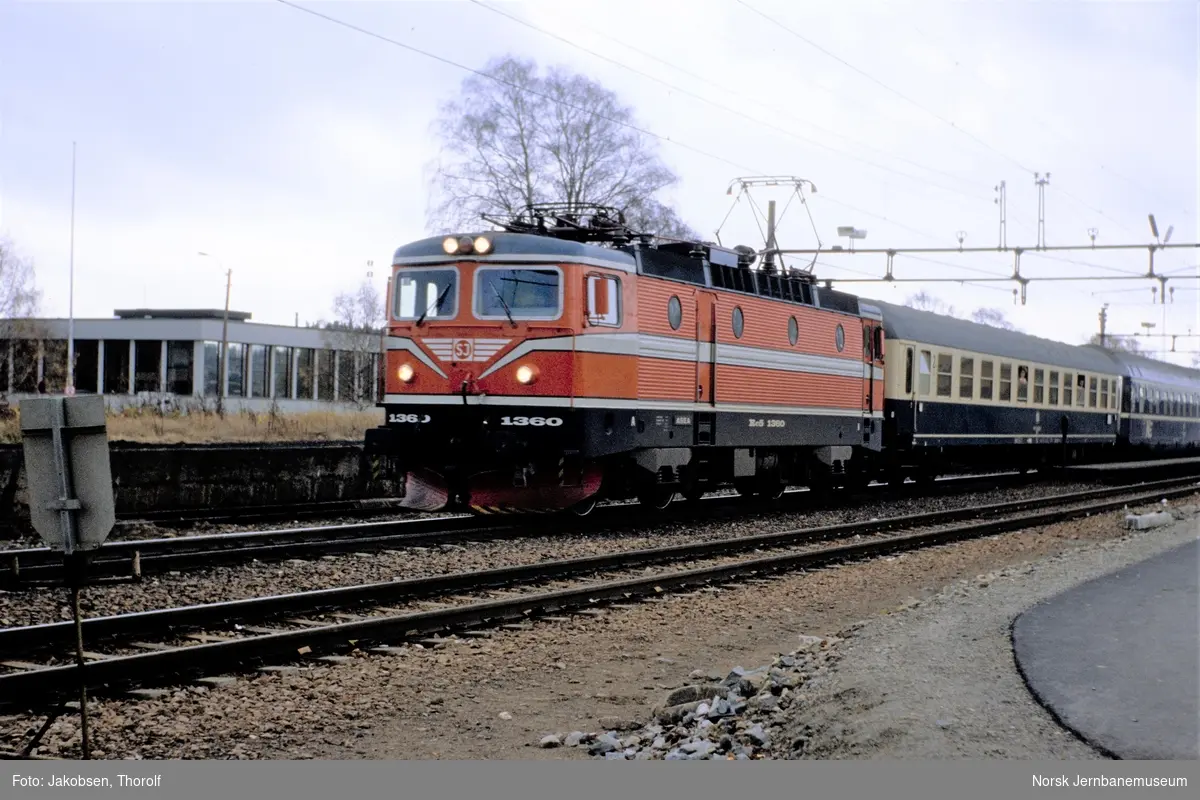 Svensk elektrisk lokomotiv Rc 5 1360 med nattoget fra Hamburg til Oslo, hurtigtog 490 "Alfred Nobel", på Ås stasjon