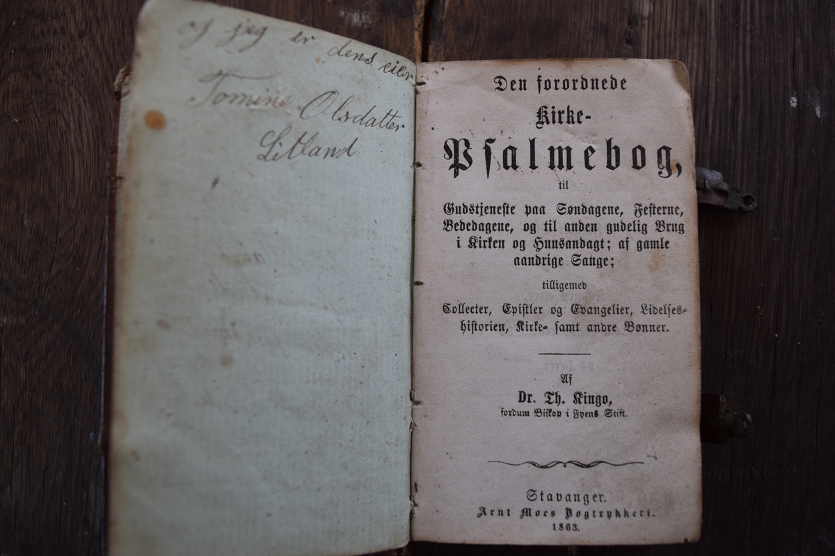 "Den forordnede kirke salmebok, av Dr. Th. Kingo" gitt i konfirmasjonsgave fra Oline Jonsdatter til hennes søskenbarn Tomine Olsdatter