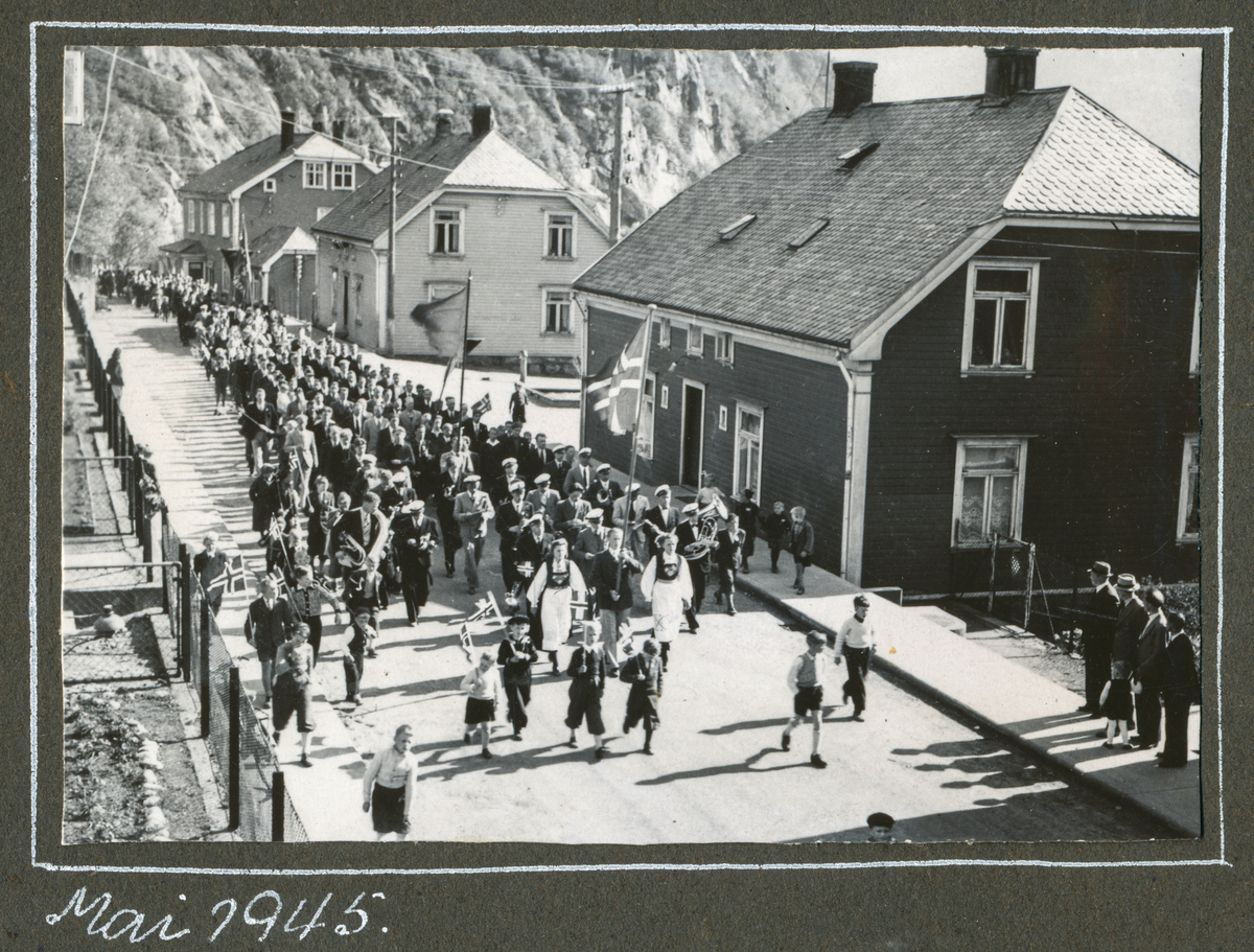 17. mai folketog på "veien" i Tyssedal i 1945. 