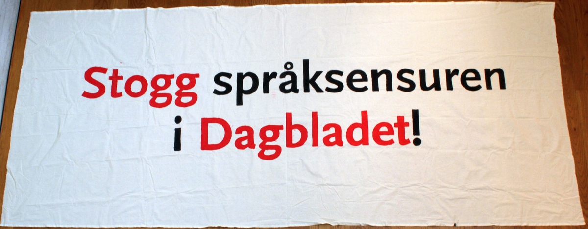 Banner frå arkivet til Norsk Målungdom. På banneret står teksten: "Stogg språksensuren i Dagbladet!". Det er truleg at banneret har vore i bruk under ein aksjon for Norsk Målungdom.