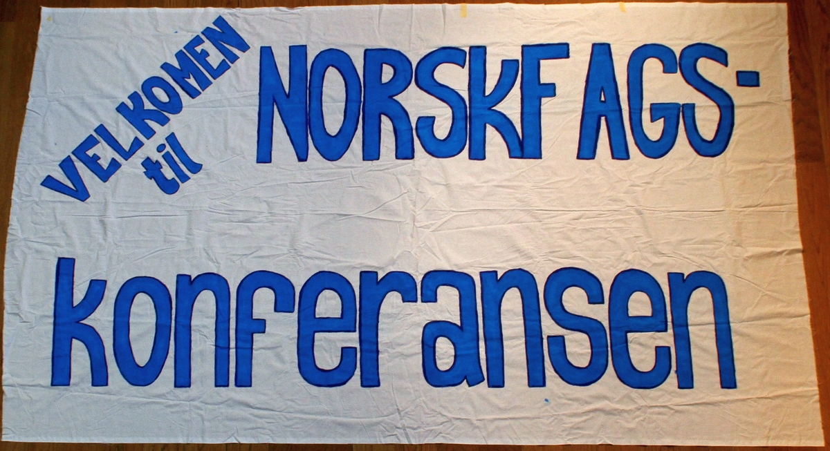 Banner frå arkivet til Norsk Målungdom. På banneret står teksten: "Velkomen til norskfagskonferansen". Det er truleg at banneret har vore i bruk under ein aksjon for Norsk Målungdom.