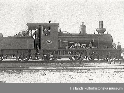 På loket finns en skylt med texten: "Varberg-Borås jernväg 1898, 7."