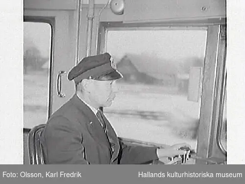 Lokförare i arbete. 
Karl Fredrik Olsson var redaktör (ca 1935-1965) på Hallandsposten så bilden har troligen varit publicerad i tidningen. 1960-tal.