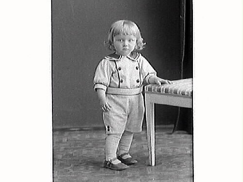 Banvaktare August Bengtsson i Varberg beställde bilden och är troligen barnets far. Barnporträtt.