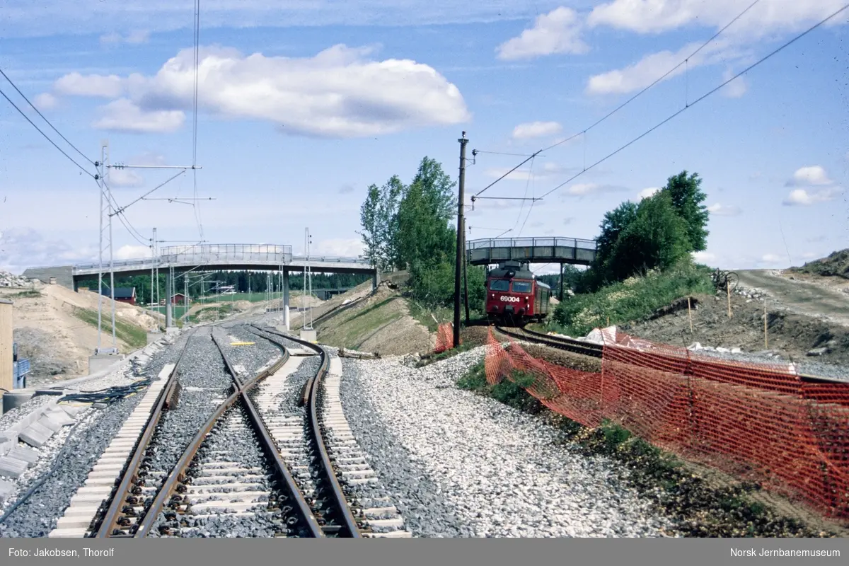 Bygging av nytt dobbeltspor på Østfoldbanen, her ved km 28,5 mellom Ås og Holstad på den gamle linjen (til høyre), mellom Ås og Ski på den nye linjen