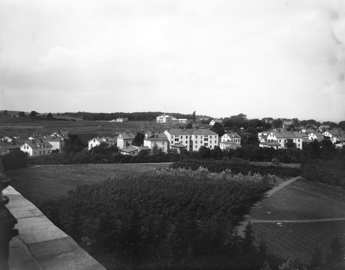 Vy från Belvederen i Linköping, mot nordväst. Det år 1901 uppförda Epidemisjukhuset syns på Kanberget. Stadsvy från centrala Linköping.
