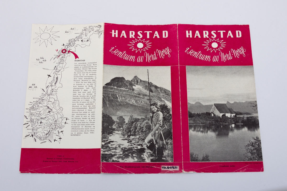 Turistbrosjyre  om Harstad med to falser med beskrivelser og sorthvitt foto fra Harstad og omegn