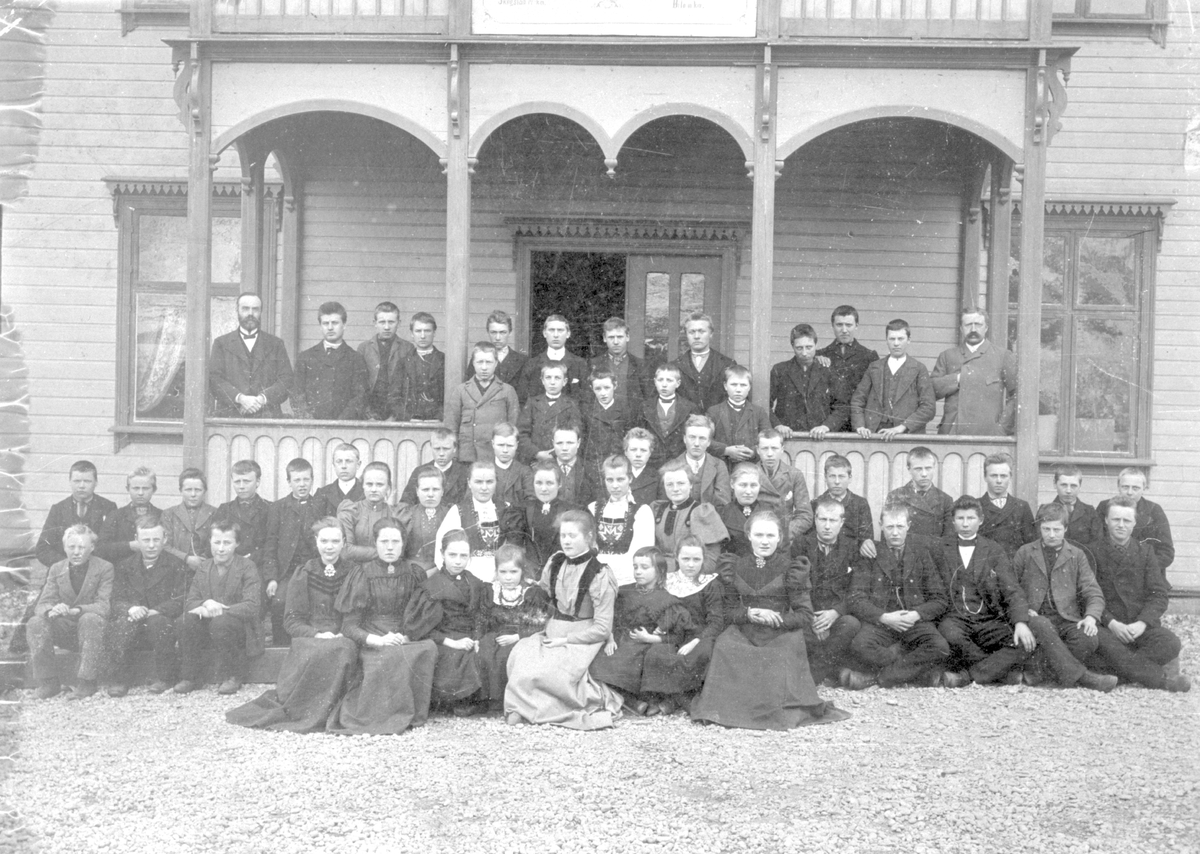 Ei klasse ved amtsskula på Grindaheim, 1896/97.