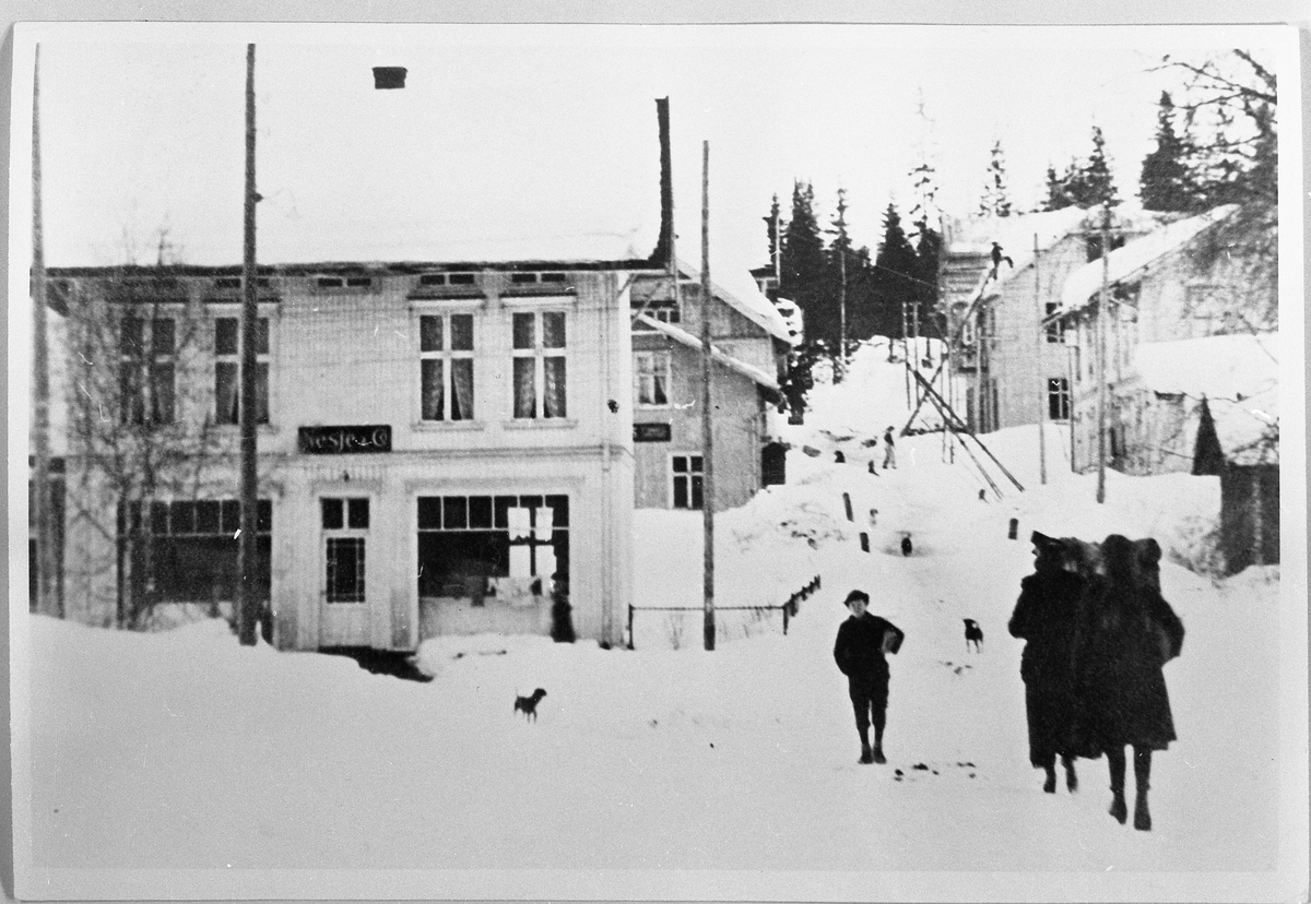 Torvet på Raufoss ca. 1920. Bildet er tatt fra Torvet og oppover Østvollvegen. I den gamle Rødfosbutikken er det på denne tida Jofred Nesje som handler.