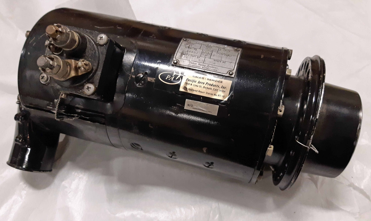 DC Generator, P-1, i svart lackad metall. 28,5 volt. Individ-nummer: 74427. Tillverkare: Delco Remy Division.