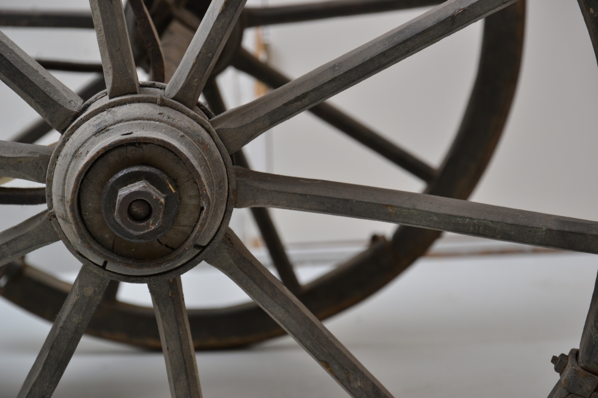 Håndkjerre med to jernbeslåtte hjul og håndtak med svingede utføringer i jern