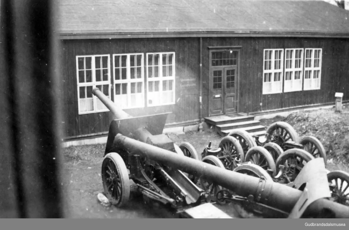 Tyske 15 cm kanoner i skolegård i Trondheim.
