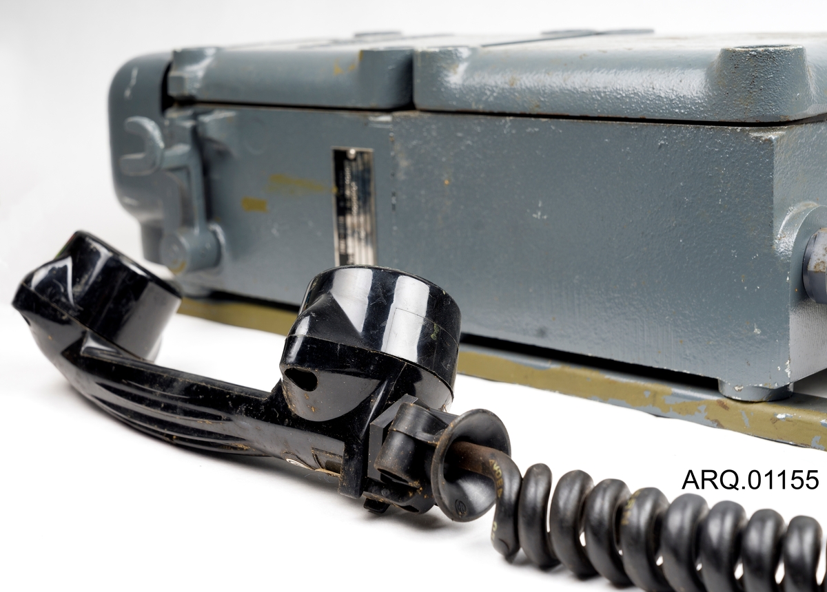 En tyskprodusert "Gruvetelefon", produsert av selskapet; FUNKE+HUSTER. Har oppheng i form av skinner på baksiden av telefonkassen. Telefonene er en rektangulær kasse med kabeluttak på undersiden, samt støpsel til telefonrøret. Telefonrøret er av bakelitt. Telfonen (kassen) er jern/Stål.