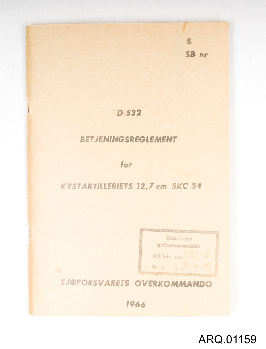 Katalog/hefte med Betjeningsreglement for Kystartilleriets 12,7 cm SKC 34, utgitt ved sjøforsvarets overkomando i 1966.