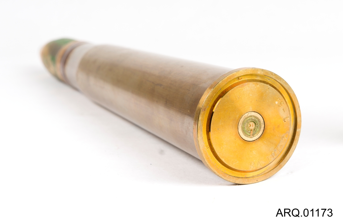 Granat 40 mm (kaliber 40x311R) for L/60-kanon for beskytning av luftmål. (Anti-luft-skyts). Messinghylse + prosjektilkropp og topp/hette i ukjent metall. Dreibar topp/hette på prosjektilet.