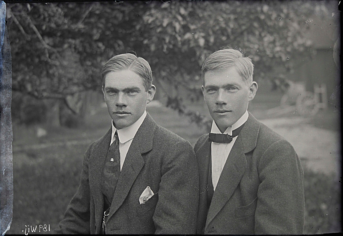 Föreställer sannolikt tvillingarna Gustaf Alfred Bergqvist, född 1897-12-05 i Hubbo, död 1979-08-30 i Västerås, samt Karl Gunnar Bergqvist, född 1897-12-05 i Hubbo, död 1986-03-14 i Västerås-Lundby.