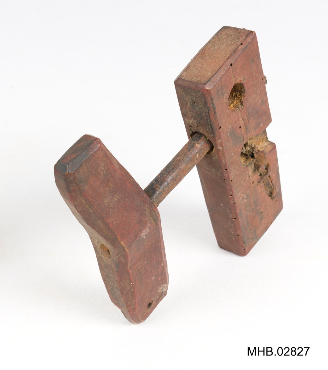 Snitt til å lage skruegjenger i tre.
Bestående av to deler; en treklosse med 3 hull og et håndtak med jernbor.