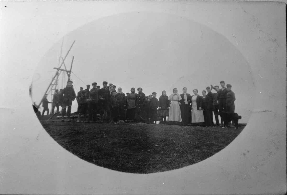 Arbeid med reising av bautasteinen på "Bakkjen" i Utbjoa, 1914.